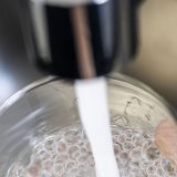 L'eau de surface est menacée par la pollution atmosphérique et l'agriculture (archives). KEYSTONE/CHRISTIAN BEUTLER